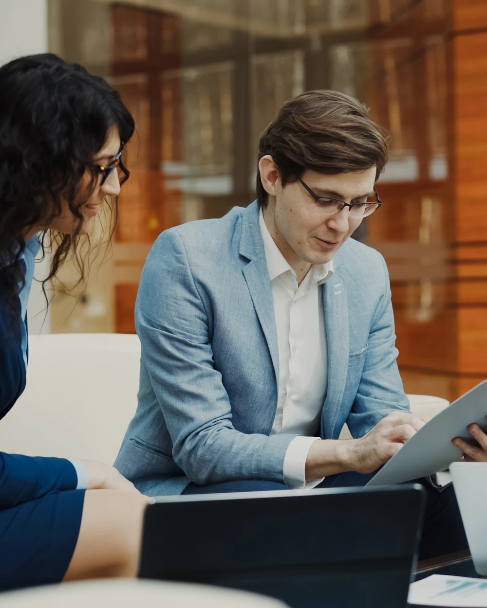 Team Apice Finanza Agevolata al lavoro con un cliente